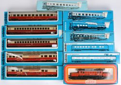 Een lot Märklin voor spoortype HO, bestaande uit een locomotief en elf wagons, waaronder panoramawagens. Wagons: 4064, 4085, 4087, 4090, 4169 (2X), 4224, 4294, 4296 & 4269 (2x).Locomotief: 3159 elektrolok krokodil 1020.Allen in originele doos.