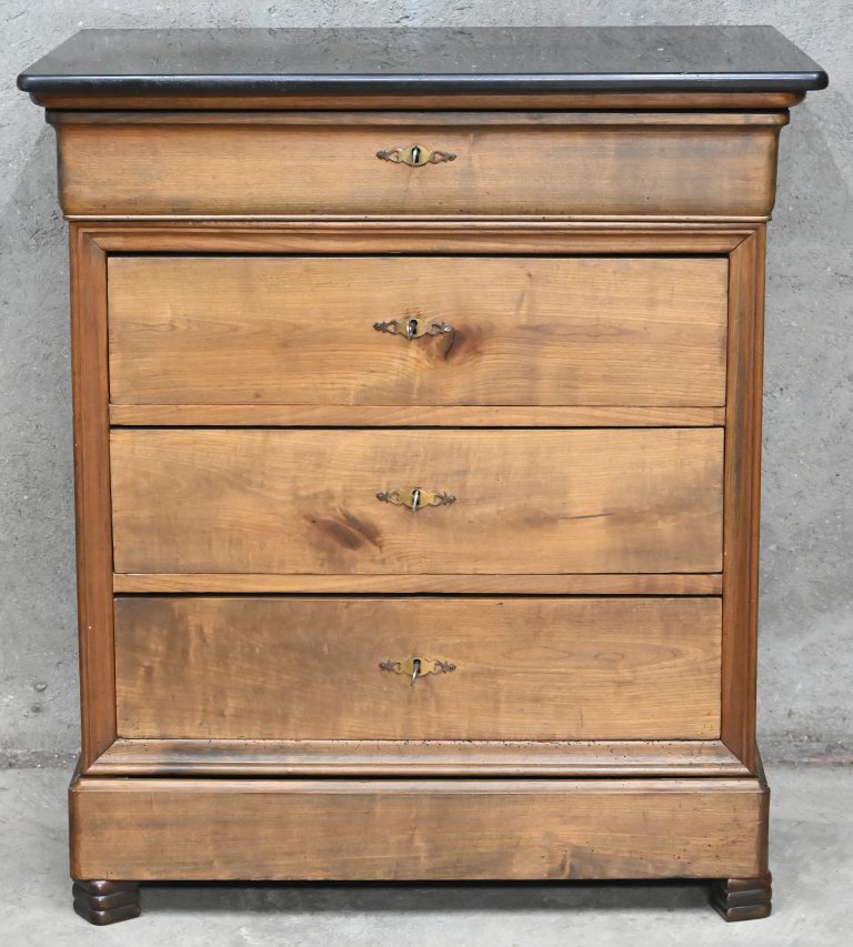 Een Antiek Franse Commode Met 4 Laden En Een Zwart Marmeren Blad