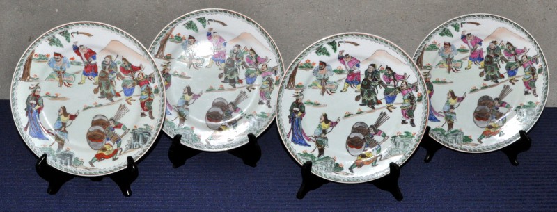 Serie van vier borden van een famille verte decor van krijgers en een hofdame in pleine page. Chinees werk, omstreeks 1900, onderaan gemerkt. Op drie exemplaren hetzelfde merk, maar dubbel omlijnd en met toevoeging van Fabricado em Macau.