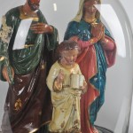 Drie Heiligenbeelden van gepolychromeerd gips, bestaande uit de Heilige familie, St Jozef en een madonna met kind. Onder stolp