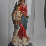 Drie Heiligenbeelden van gepolychromeerd gips, bestaande uit de Heilige familie, St Jozef en een madonna met kind. Onder stolp