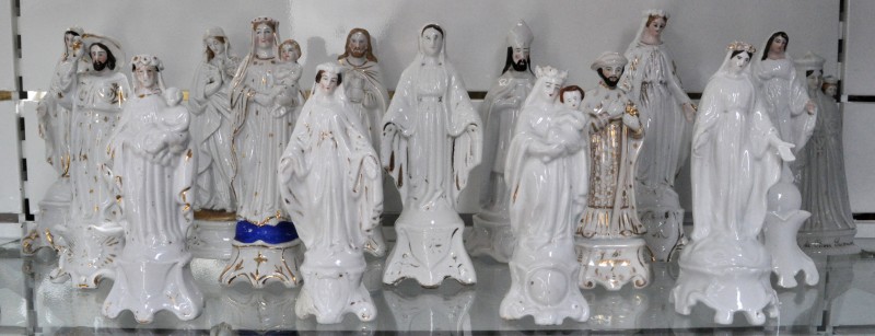 Een gevarieerd lot heiligenbeeldjes van Brussels porselein. 17 stuks.