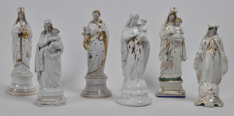 Een lot van zes heiligenbeelden van Brussels porselein.