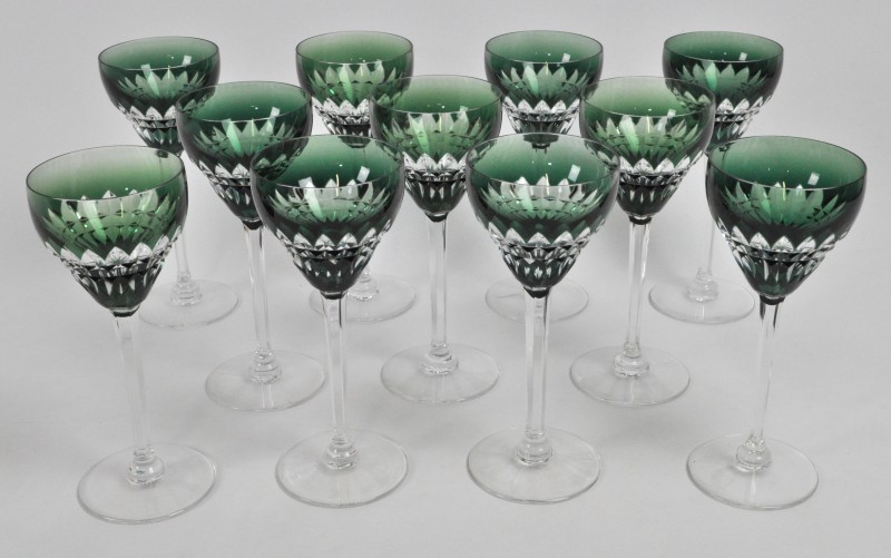 Een reeks van elf wijnglazen van geslepen kristal, deels groen gekleurd in de massa. Gemerkt.