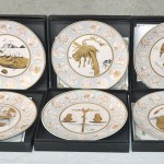 “Zodiaco Daliniano”. Serie van 12 borden met voorstellingen van de dierenriem. Werk uit 1991, genummerd 279/5000. In oorspronkelijke doosjes en met bijbehorende certificaten.