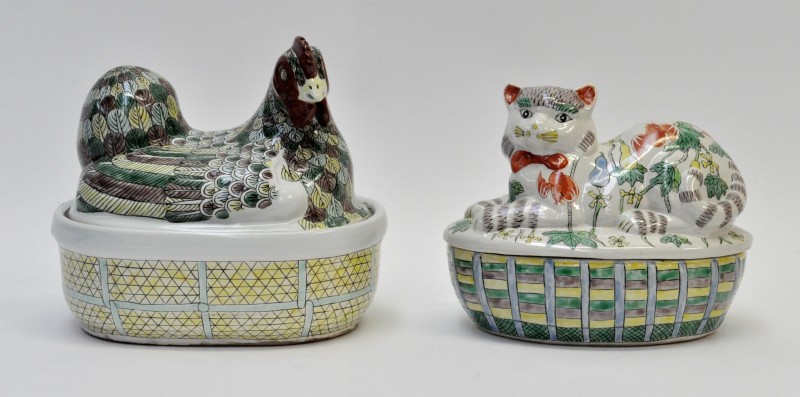 Twee terrines van meerkleurig aardewerk in de vorm van een eend en een kat.