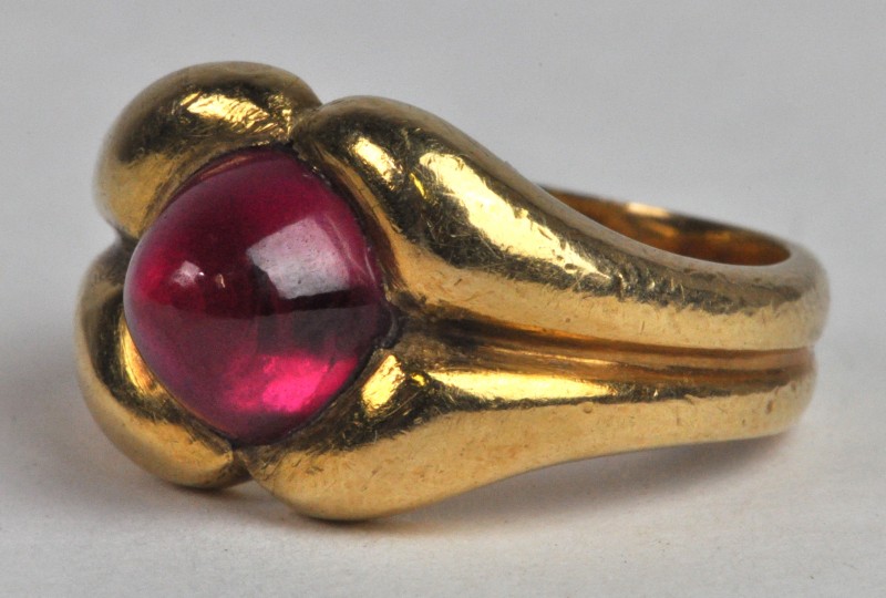 Een 18 karaats geel gouden ring bezet met een robijncabochon van ± 1,25 ct.