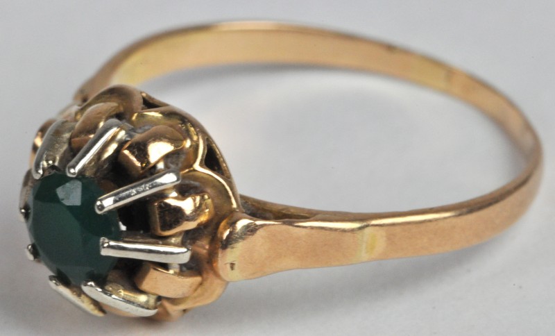 Een 18 karaats geel gouden ring bezet met een smaragd van ± 0,30 ct.