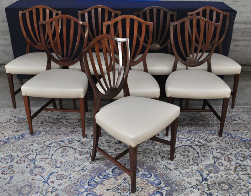 Acht mahoniehouten stoelen in de geest van Hepplewhite met wit lederen zit.
