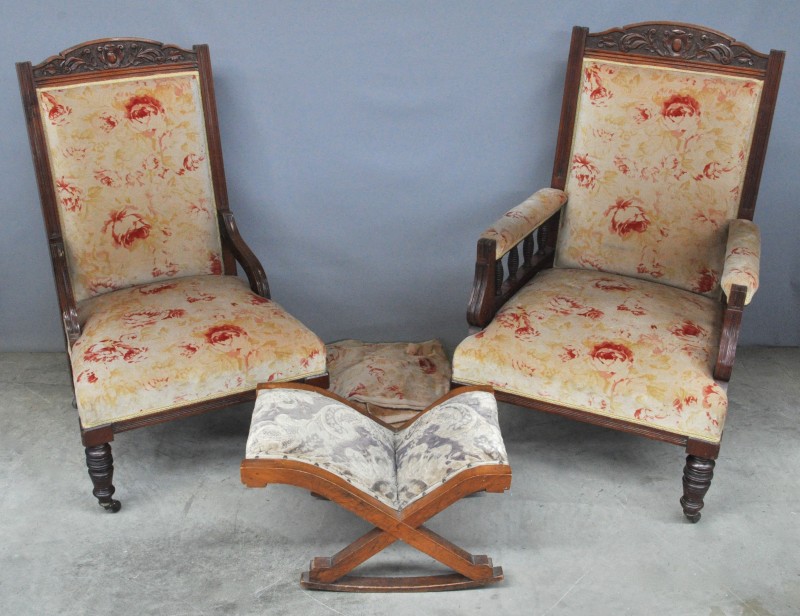 Een stoel en een armtoel van gesculpteerd mahoniehout in de stijl van Louis-Philippe. Met bijhorend voetbankje.