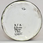 Een vaas van meerkleurig geglazuurd aardewerk met een decor van gestilleerde bloemenranken. Onderaan gemerlt. Model D746, Ch. Catteau.