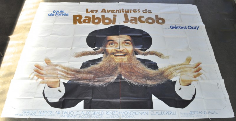 “Les avontures de Rabbi Jacob”. Twee grote filmaffiches, opgebouwd uit vier delen.
