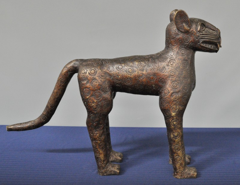 Een luipaard van donkergepatineerd brons. Afrikaans werk.