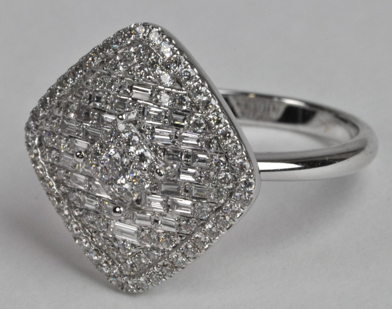 Een 18 karaats wit gouden ring bezet met diamanten met een gezamenlijk gewicht van ± 0,90 ct.
