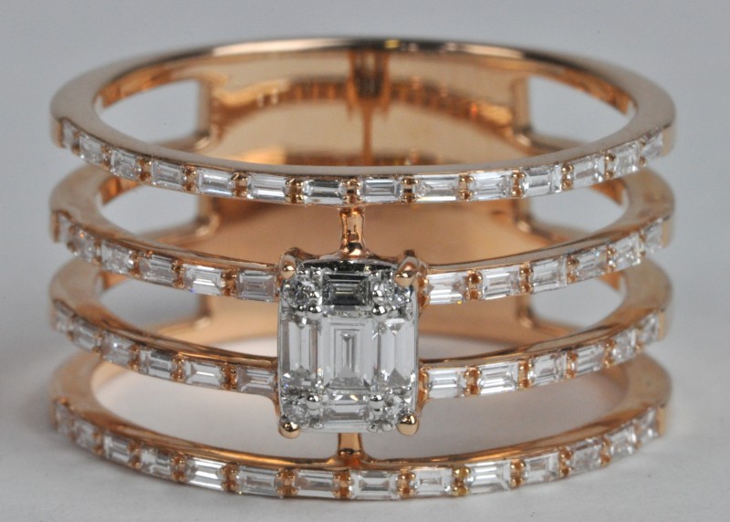 Een 18 karaats rooskleurige gouden ring bezet met diamanten en baguetten met een gezamenlijk gewicht van ± 0,72 ct.