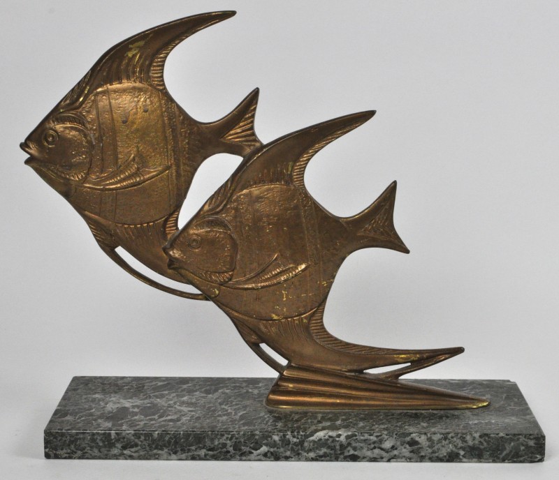Een art deco groep in de vorm van twee bronzen vissen op en sokkel van groen marmer.
