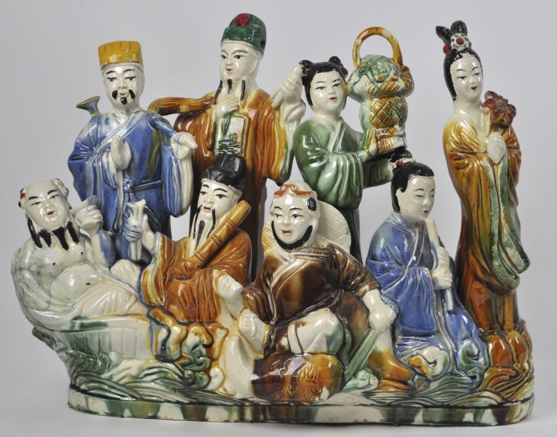 Een groep bestaande uit acht Chinese personages van meerkleurig aardewerk.