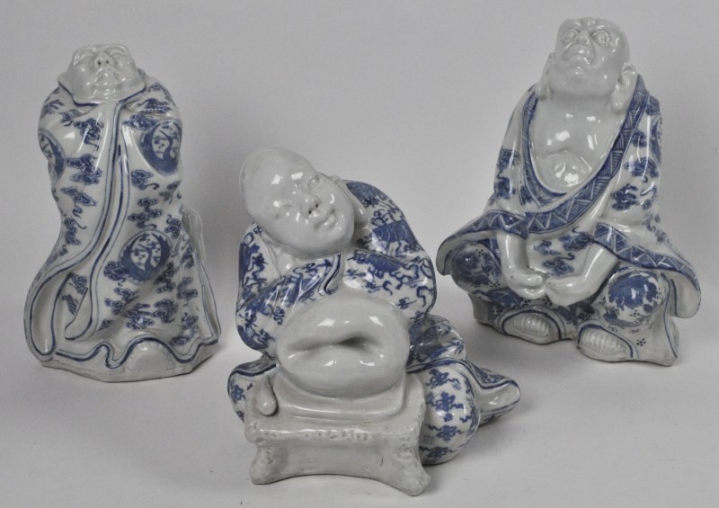 Drie Chinese figuren van blauw en wit porselein.