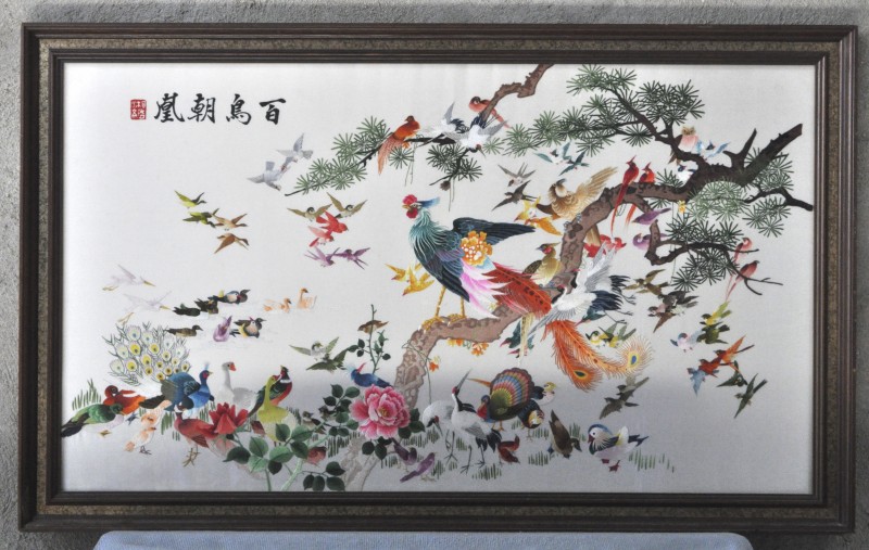 Een voorstelling met honderd vogels. Chinees borduurwerk op zijde in frame.