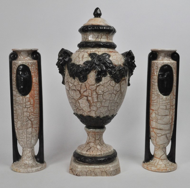 Kaststel van aardewerk, bestaande uit een dekselvaas en twee fluitvazen.