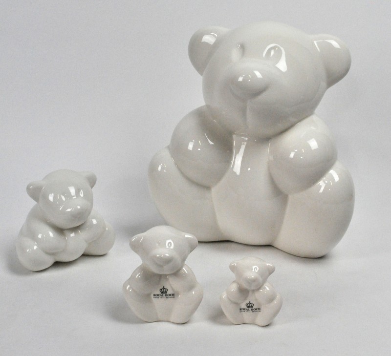 Een lot van vier ‘Fast affection.’ beren van wit aardewerk. Naar een ontwerp van Rik Delrue.