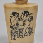 Snuff-bottle van been met gegraveerde erotische scenes op de buik. China.