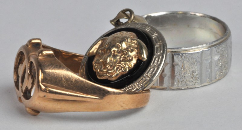 Een 18 karaats wit gouden ring van 1,23 g. We voegen er een hanger en ring van 14 karaats geel goud van 6,95 g aan toe.