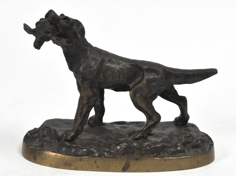 “Jachthond met brons”. Een beeldje van donkergepatineerd brons.