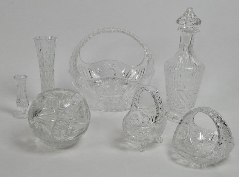 Een lot kleurloos geslepen kristal, bestaande uit drie verschillende mandjes, een bolle vaas, twee solifiore’s en een karaf.