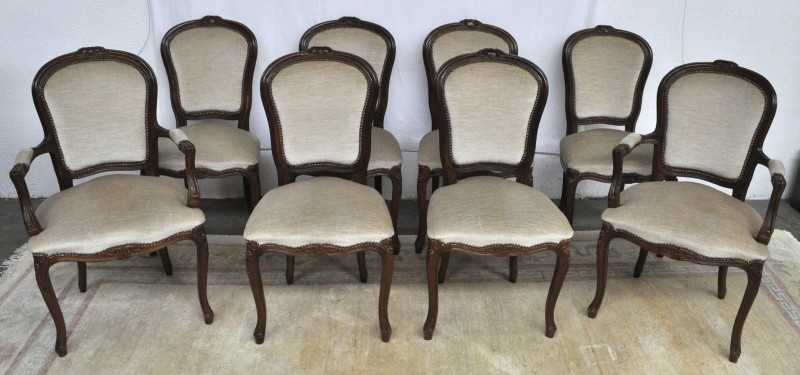 Zes stoelen en twee armstoelen van gesculpteerd notenhout in Lodewijk XV-stijl en bekleed met beige fluweel.