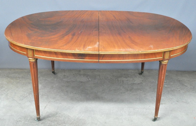 Verlengbare tafel in Lodewijk XVI-stijl, fruithout met vergulde koperen details.