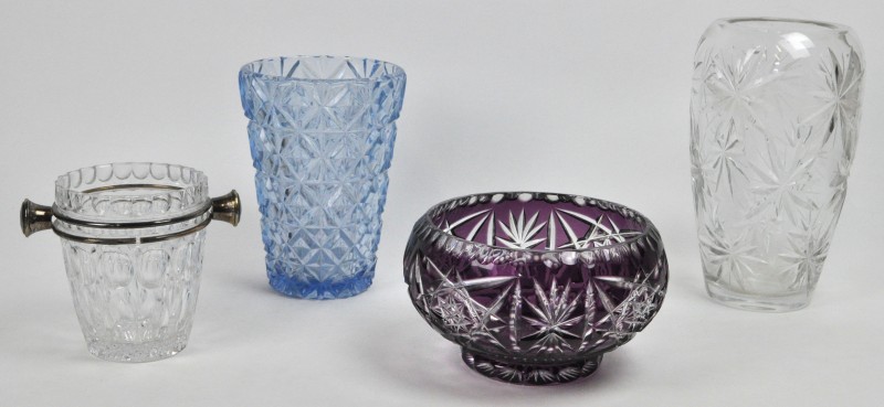 Vier stuks geslepen glas en kristal: een ijsemmertje, een mauve coupe en twee vazen.
