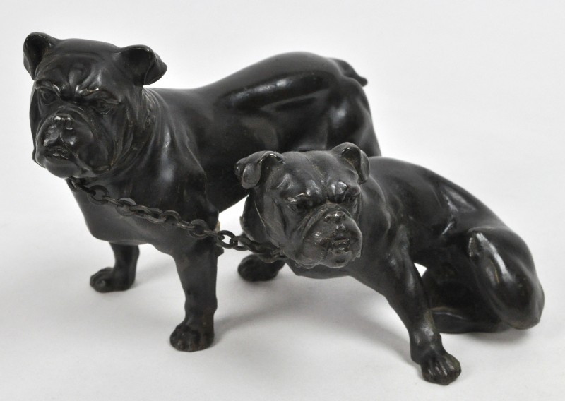 Een paar kleine bulldogs van brons met zwart patina. Mogelijk Wenen XIXde eeuw. Oorspronkelijk aan elkaar gelast.