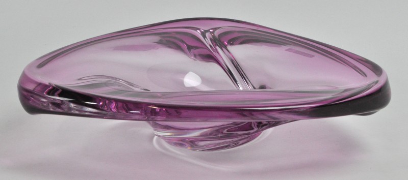 Een grote driehoekige coupe van rozekleurig kristal. Jaren ‘60. Gemerkt.