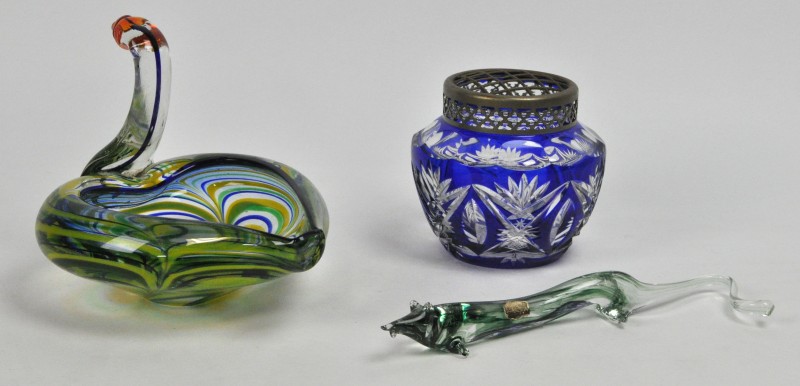 Een lot geblazen en geslepen kristal, bestaande uit een vide-poche in de vorm van een zwaan in de stijl van Murano, een gestilleerde hagedis van Val St. Lambert en een blauwe picque-fleur.