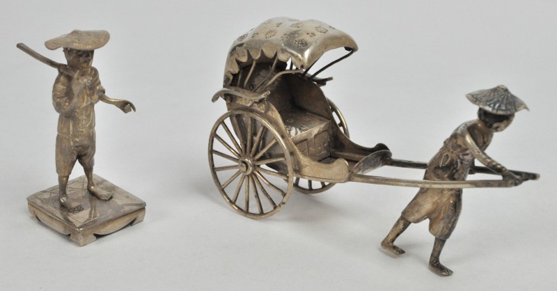 Een personage met riksja en een landbouwer. Twee Chinese miniaturen van massief zilver. Onderaan gemerkt.