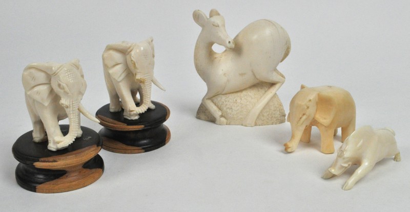 Drie olifantjes, een ree en een everzwijn van gebeeldhouwd ivoor. Afrikaans werk, eerste helft XXste eeuw. Kleine manco’s.