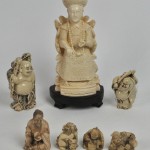 Een lot beeldjes van ivoirine en imitatie-ivoor. Een keizerin, twee Hotei, en vier anderen.