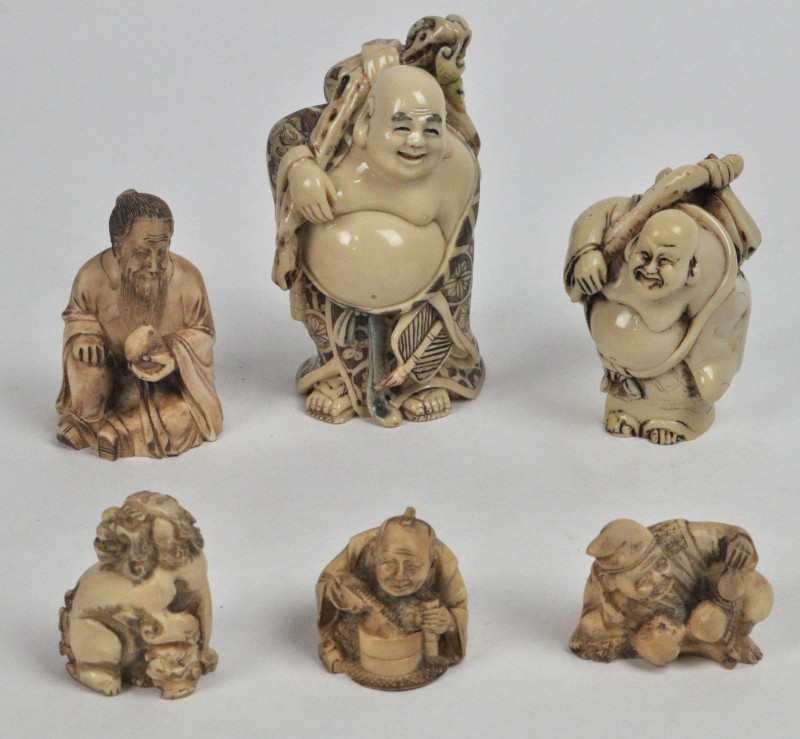 Een lot beeldjes van ivoirine en imitatie-ivoor. Een keizerin, twee Hotei, en vier anderen.
