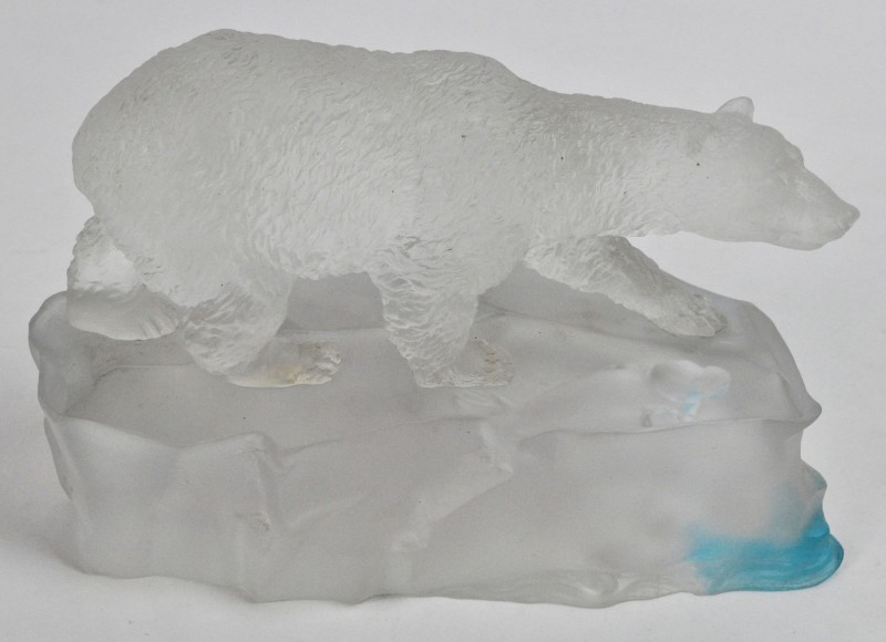 “Zeehondjes onder een ijsbeer”. Een groep van mat glas.