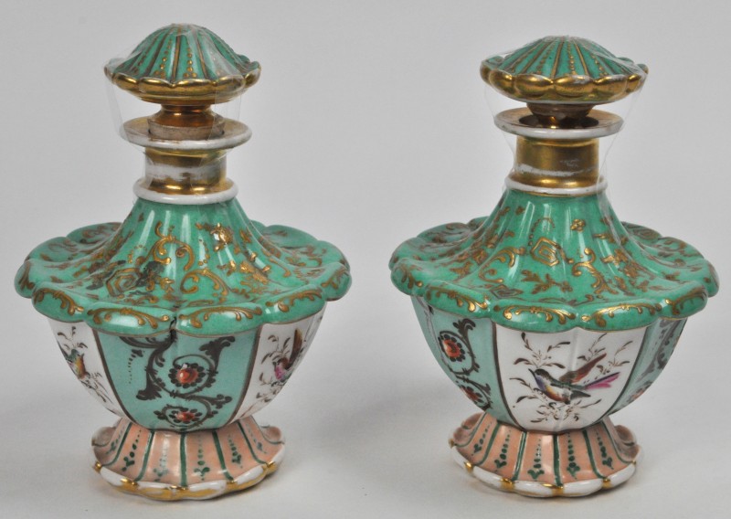 Een paar flesjes van meerkleurig en verguld porselein, versierd met vogeltjes. Naar het Sèvresporselein. Kleine schilfer aan één van de voetjes.