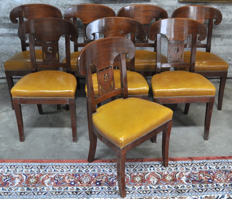 Serie van 8 stoelen in Directoire-stijl. Ruggen versierd met een stermotief in de middenstijl. Zitten bekleed met okergeel leder. Eén rug hersteld.