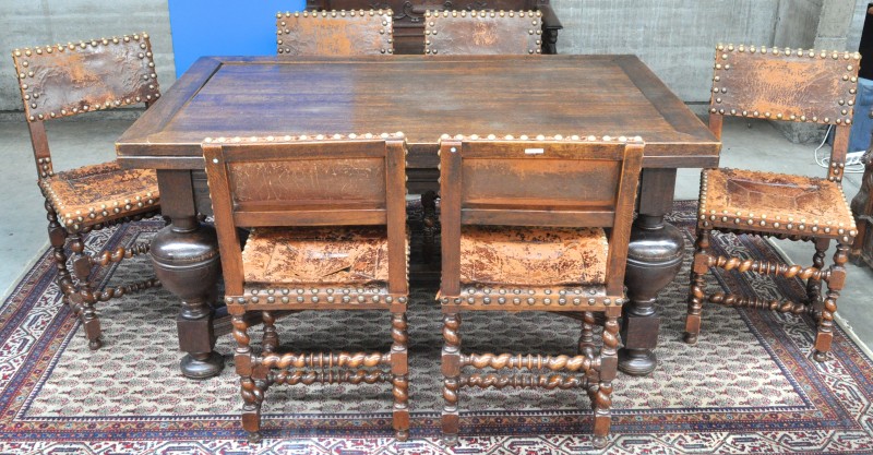 Eikenhouten tafel en 6 stoelen in Renaissancestijl. Lederen ruggen en zitten. Tafel verlengbaar. Einde XIXde eeuw.