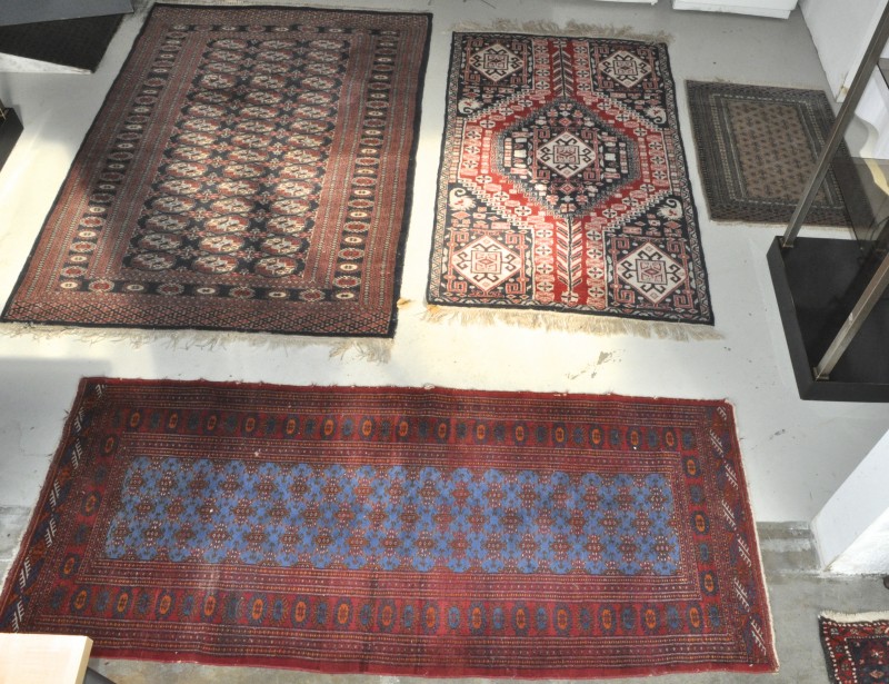 Een lot van vier diverse carpetten.