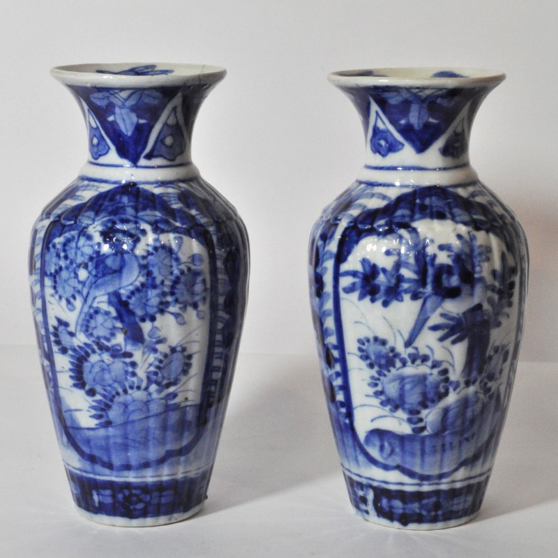 Twee vaasjes van blauw en wit Chinees porselein met een bloemendecor. Begin XXe eeuw. Herstelling aan één van de randen.
