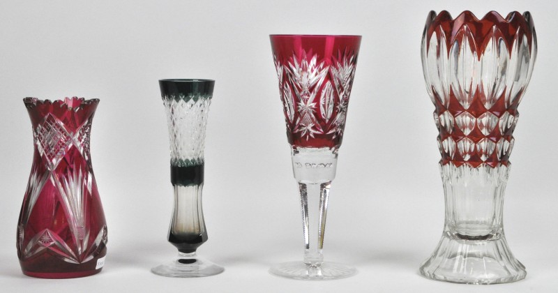Vier verschillende kristallen vazen, waarvan drie van Val Saint-Lambert.