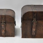 Twee houten dozen in twee formaten met lederen bekleding.