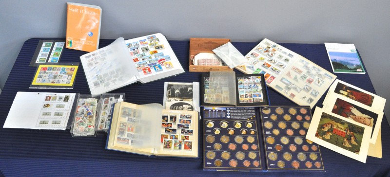 Een groot lot postzegels uit diverse landen en werelddelen. We voegen er nog een catalogus en een map met proefslagen uit Vaticaanstad aan toe.