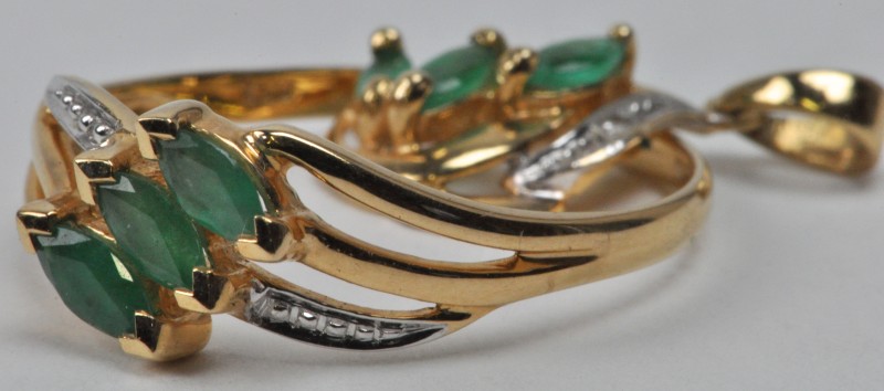 Een 18 karaats geel gouden ring met bijpassende hanger bezet met smaragd gezamenlijk gewicht van ± 0,40 ct.