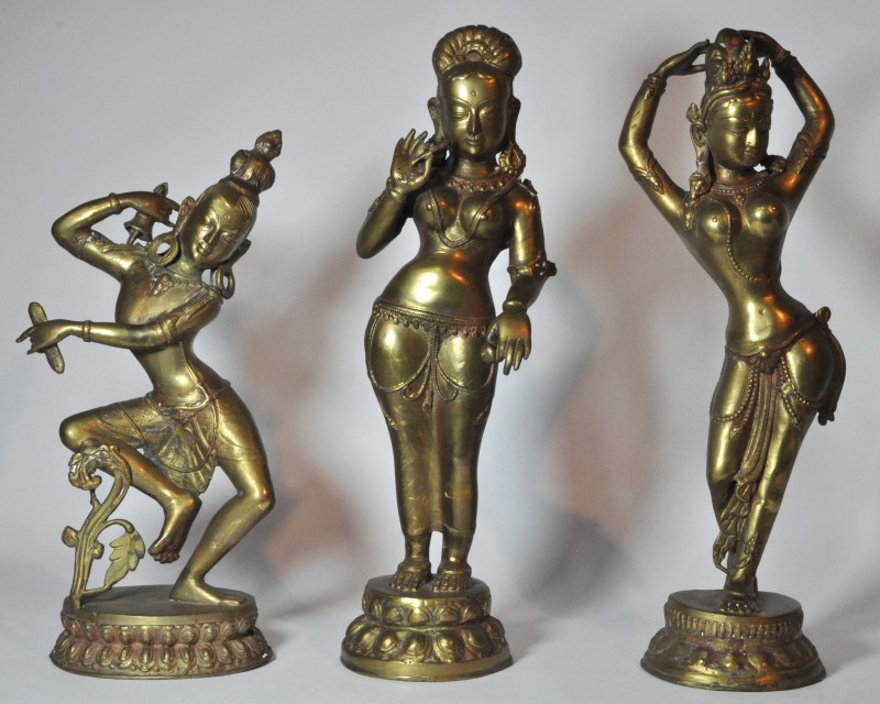 Drie hindoeïstische danseressen van messing.